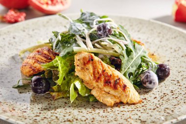 Izgara Tavuk Fileto ve Kiraz ile Sıcak Salata Bir Creamy 