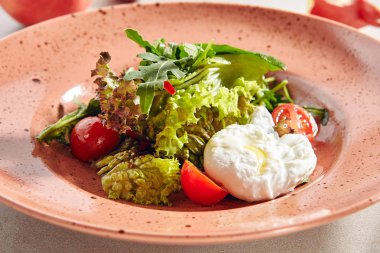 Taze Sebze ve Haşlanmış Yumurta veya Yumurta Salat ile Salata