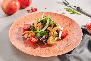 Kızarmış karides ile karışık deniz ürünleri salatası