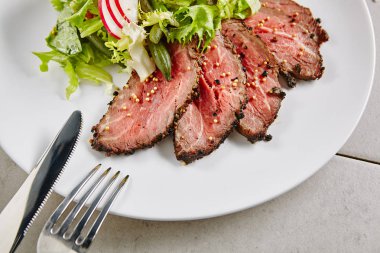 kızarmış biftek salata