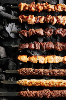 Kömür Arka Plan üzerinde Şiş Kebaplar Barbekü Shashlik Seti