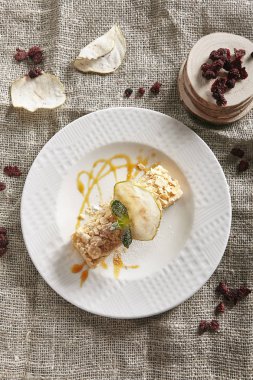 Rustik Masa Örtüsü Backgrou üzerinde Napolyon Tatlı veya Mille-Feuilles