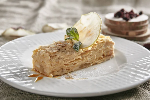 Десерт Наполеона или Mille-Feuilles на сельской скатерти Backgrou — стоковое фото