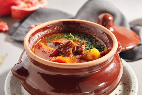 Tradiční výtečný maďarský gulášová polévka nebo Křenka v keramiku — Stock fotografie