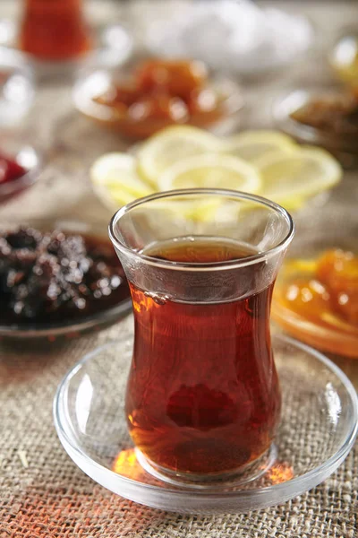Thé traditionnel turc en verre de cristal sur une petite soucoupe — Photo