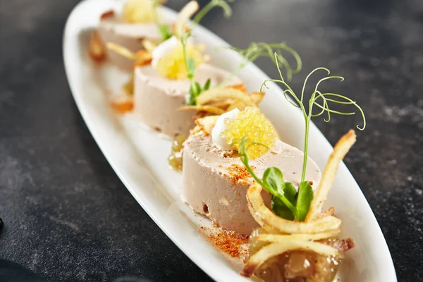 Mousse de fígado de bacalhau, cebola e batatas fritas crocantes — Fotografia de Stock