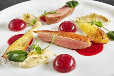 Ördek Meme, pişmiş armut ve kiraz SP yaratıcı moleküler yemek