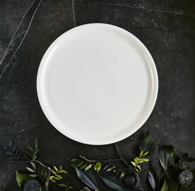 Doğal dar üzerinde zarif servis beyaz Restoran plaka şablonu