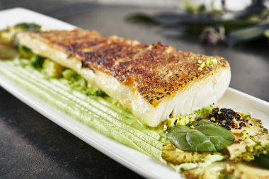 Farklı dokular pişmiş halibut fileto ve brokoli