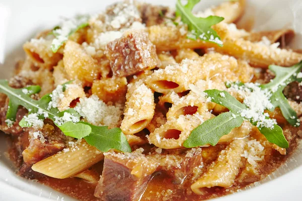 Pasta de Penne italiana casera con salsa de mejillas de res — Foto de Stock