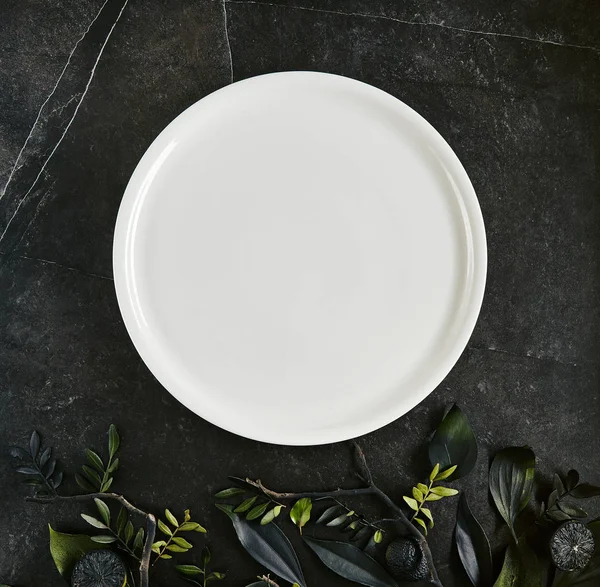 Doğal dar üzerinde zarif servis beyaz Restoran plaka şablonu — Stok fotoğraf