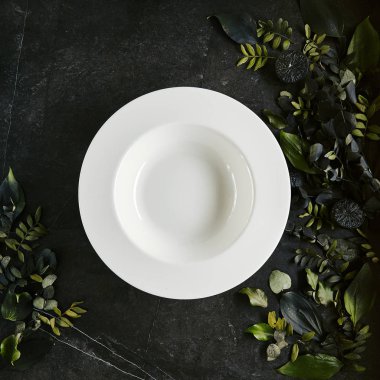 Doğal dar üzerinde zarif servis beyaz Restoran plaka şablonu