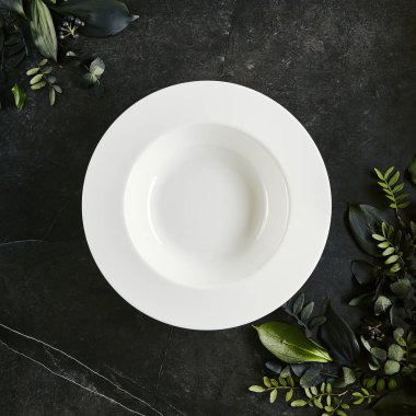 Doğal dar üzerinde zarif servis beyaz Restoran plaka şablonu