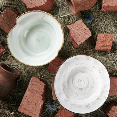 Eski rustik arka planda el yapımı seramik plakalar