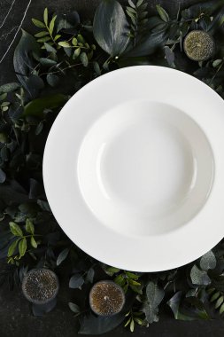 Doğal dar üzerinde zarif servis beyaz Restoran plaka şablonu