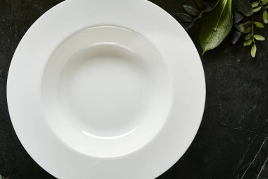 Doğal dar üzerinde zarif servis beyaz Restoran plaka şablonu
