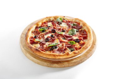 Beyaz Arka Plan üzerinde Parma Ham İzole ile Et Mix Pizza