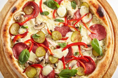 Beyaz Arka Plan üzerinde Cervelat İzole ile Kremsi Pizza