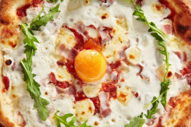 Beyaz Arka Plan Üzerinde İzole Pastırma ile Pizza Carbonara