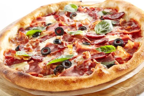 Mięso Mix Pizza z Parma szynka izolowane na białym tle — Zdjęcie stockowe