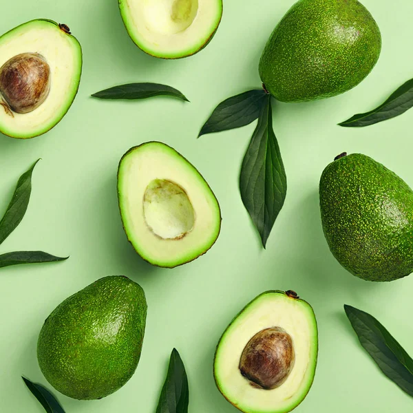 Avocado-Muster auf farbigem Hintergrund — Stockfoto