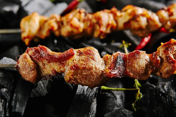 Kebab de cerdo a la parrilla caliente o shashlik barbacoa — Foto de Stock