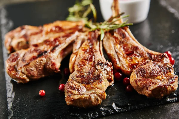 Chuletas de cordero a la plancha — Foto de Stock