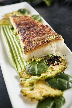 Fırında Halibut Fileto ve Brokoli Güzel Restoran Tabağı 