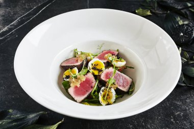 Nefis Hizmet Veren Beyaz Restoran Tabağı Ton Balığı Salatası wi