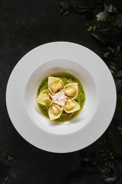 Karides veya Deniz Ürünleri Ravioli, Genç Kabak Ragou ile Tortellini
