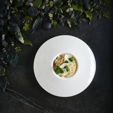 Cep Mantar Güveç, Parmes ile Risotto Beyaz Restoran Tabağı