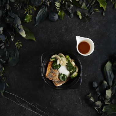 Bisque Soslu Güzel Porsiyon Branzino veya Levrek Filetosu