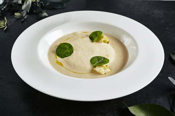 Squisito piatto bianco del ristorante della crema Cappuccino Sou — Foto Stock