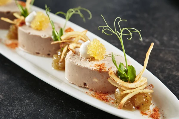 Exquisite servieren weißen Restaurantteller mit Mousse von Kabeljau leben — Stockfoto