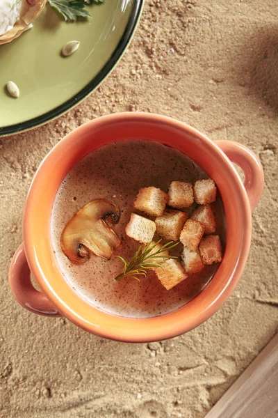 Alimentos saudáveis para crianças com sopa de creme de cogumelos em cerâmica natural P — Fotografia de Stock