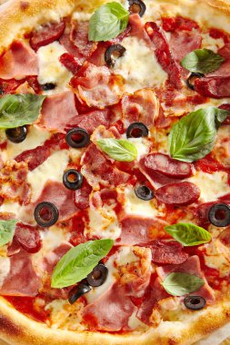 Parma Ham ile Et Mix Pizza