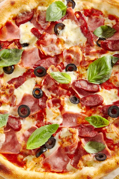 Mięso Mix Pizza z szynką Parma — Zdjęcie stockowe