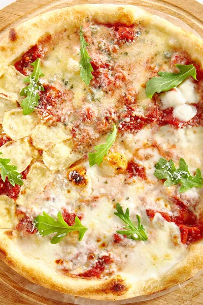 披萨四奶酪或艾奎特罗福马吉比萨 — 图库照片