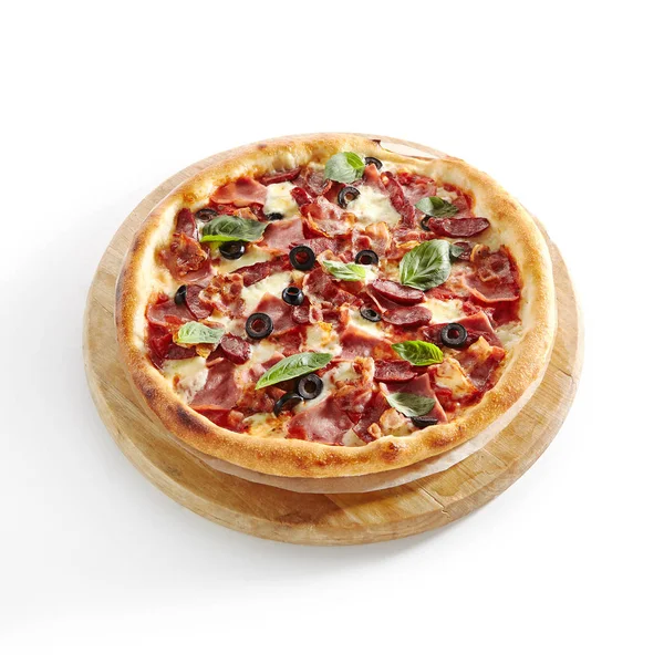 Fleischmischung Pizza mit Parmaschinken — Stockfoto