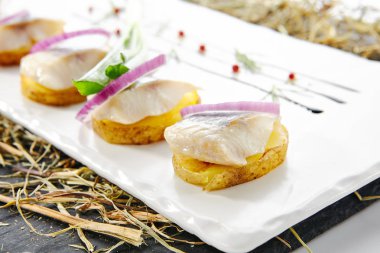 Patates ve Soğan ile Ringa Canape