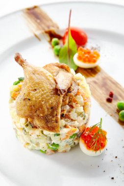 Kavrulmuş Bıldırcın ile Olivier Salatası veya Rus Salatası