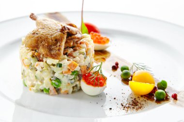 Kavrulmuş Bıldırcın ile Olivier Salatası veya Rus Salatası