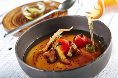 Sarımsaklı ve Kirazlı Domatesli Lezzetli Mantar Çorbası