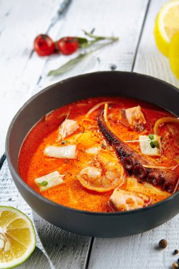 Geleneksel Tay Tom Yam Kung çorbası