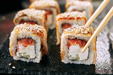 Somon ve Füme Eel Suşi Rulo
