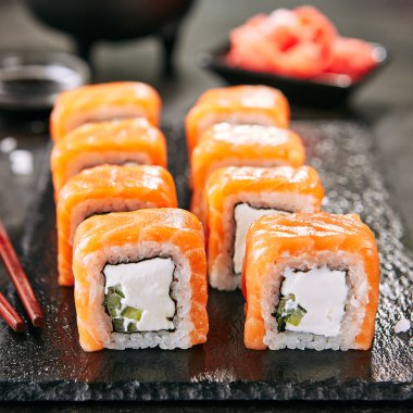 Somon ve Krem Peynir ile Güzel Philadelphia Sushi Rolls
