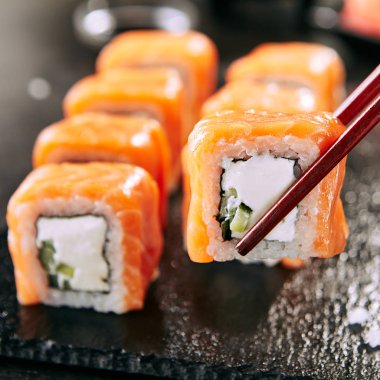 Somon ve Krem Peynir ile Güzel Philadelphia Sushi Rolls