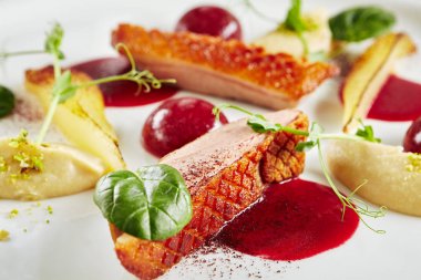 Ördek Meme, pişmiş armut ve kiraz SP yaratıcı moleküler yemek