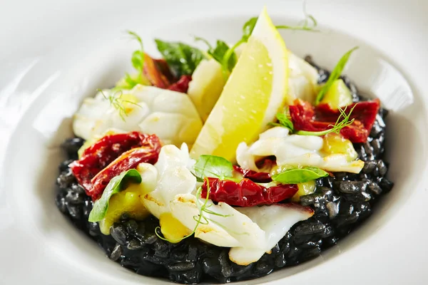 Risotto negro con pulpo y tomates secos al sol — Foto de Stock