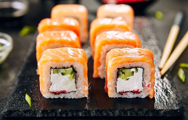 Frumos Philadelphia Sushi Rolls — Fotografie, imagine de stoc